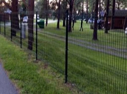 Черный забор гиттер для базы отдыха